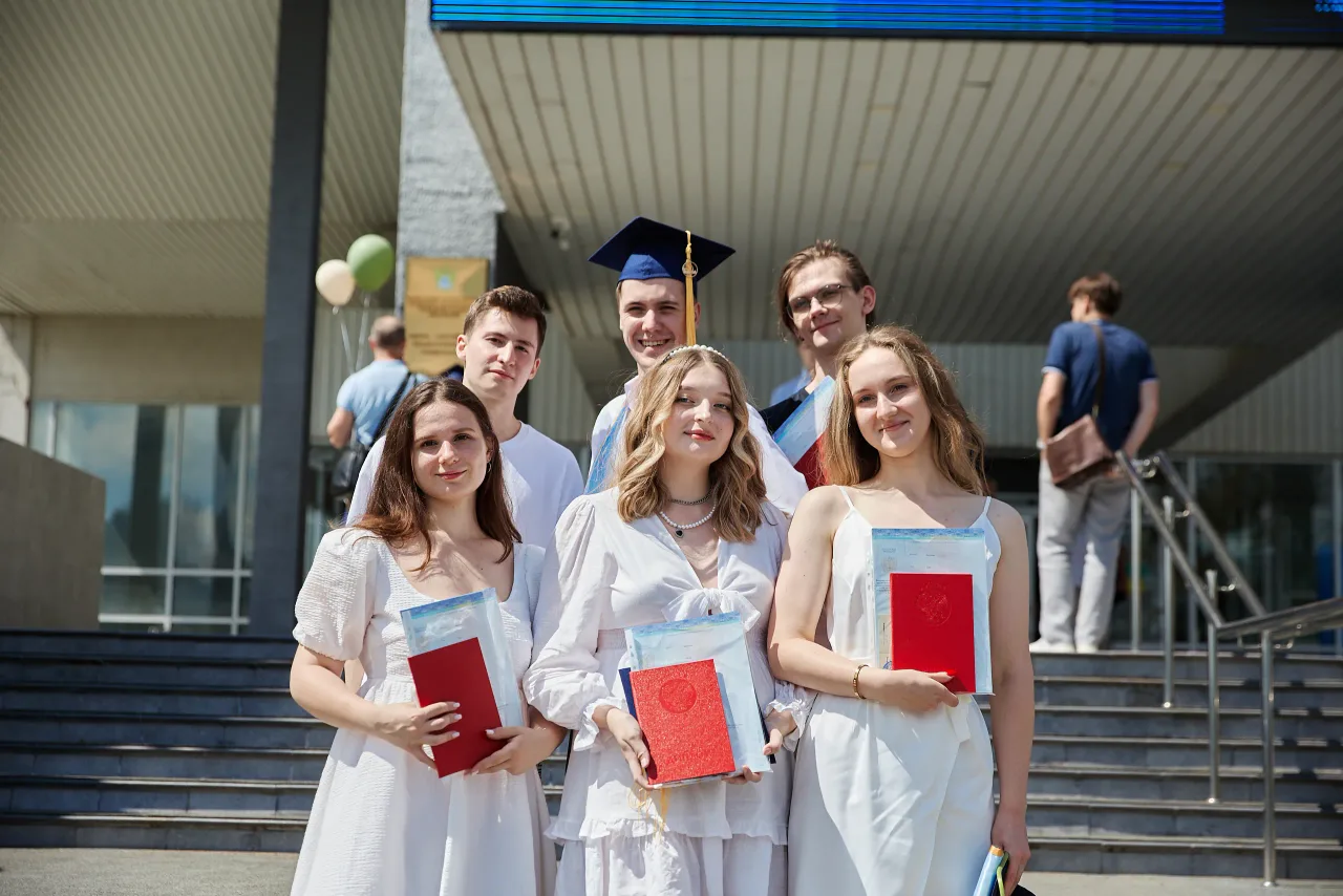 Выпускной, кадр 32