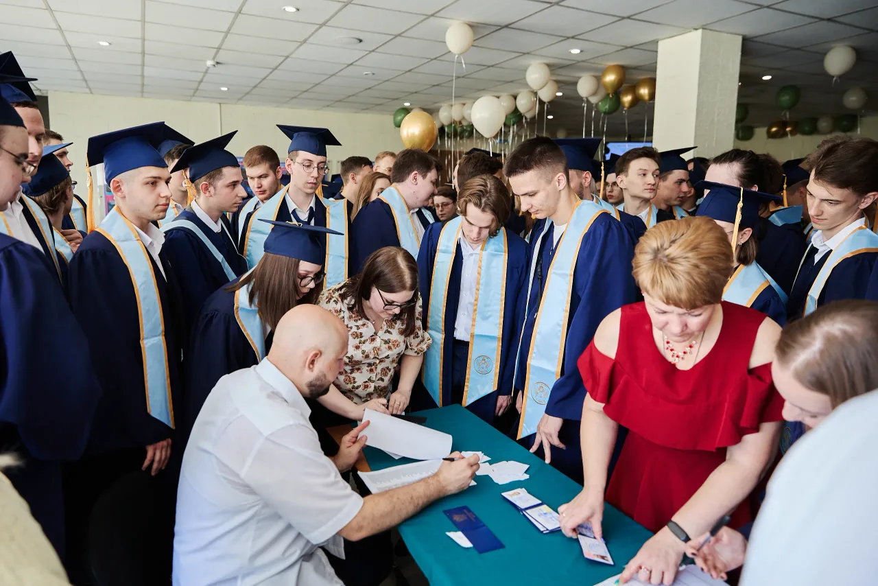Выпускной, кадр 8