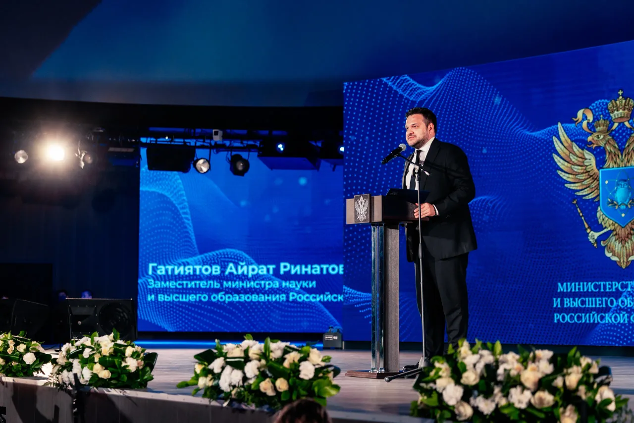 Студент и преподаватель года, кадр 39