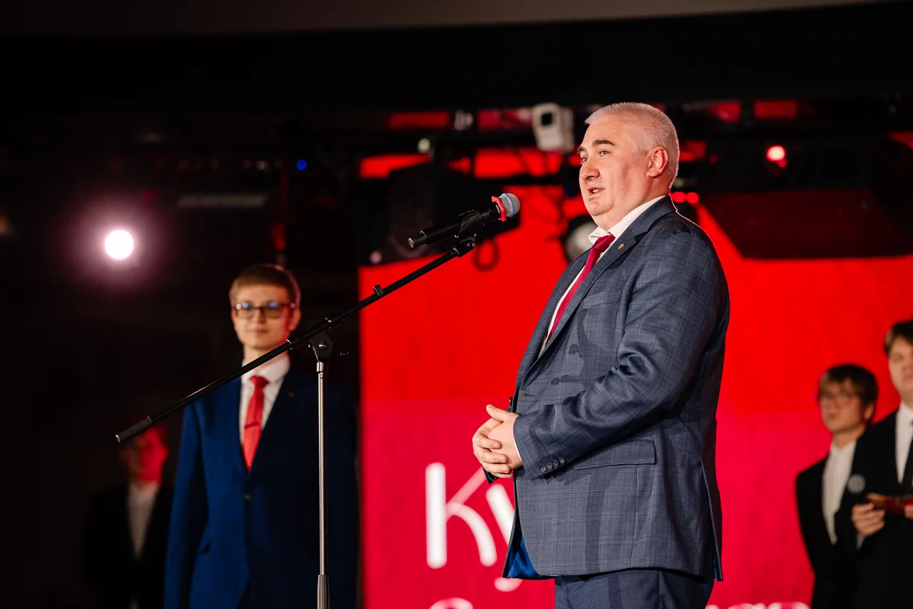 Студент и преподаватель года, кадр 20