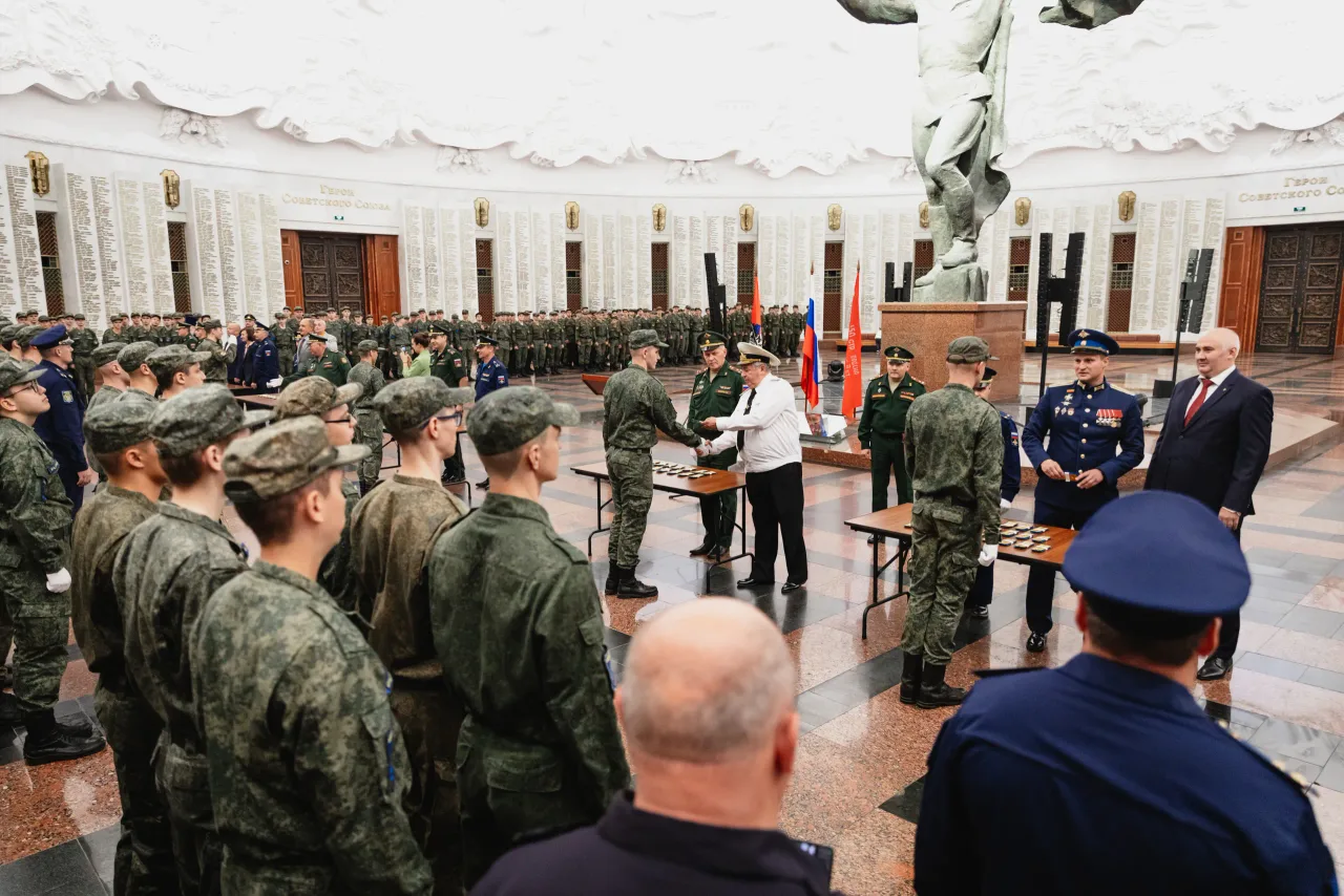 Вручение погон, кадр 8